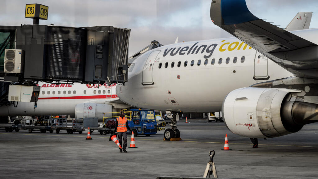 French authorities question airline over removal of Jewish passengers