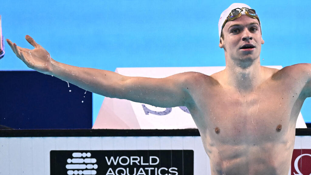 Léon Marchand smashes 200m IM world record
